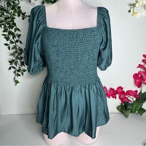 ♥️ Beautiful Green Top ♥️